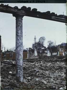 Image représentant Turquie, Aidin, Ruines du Konak vers les ruines de Veissy-Pacha