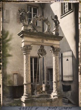 Image représentant France, Colmar, Vieux puits de l'ancienne Corporation des Tailleurs (Unterlinden)