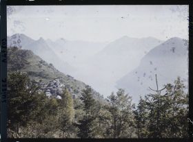 Image représentant Le village de Brè vu du chemin qui mène au Monte Brè et le lac de Lugano