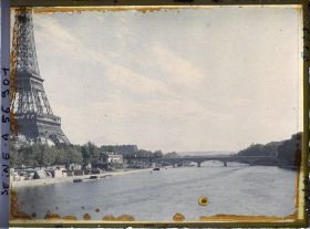 Image représentant Le ciel de Paris le jour de la signature du pacte Briand-Kellogg (vue sur le pont d'Iéna et la tour Eiffel depuis la passerelle Debilly)