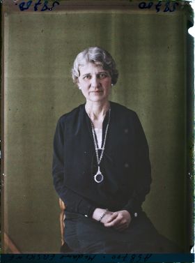 Image représentant https://musee-albert-kahn.s-museum.fr/home/NWQ2OTAwYzNmYjZlZTk1ZWQwODJmMjY4L2dlbmVyaWMtbm90aWNlLXRhYi9hdXRob3JpdHkvNjE3YTc5ZjVjZjhiODk2OGIzMzM3ZDIx/5d6900c3fb6ee95ed082f268/generic-notice-tab/authority/617a79ebcf8b8968b3337c0c Madame Pauline Erskine