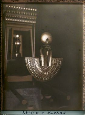 Image représentant Reconstitution de la barque sacrée dans le sanctuaire du temple d'Hator