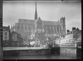 Image représentant France, Amiens, La Cathédrale vue prise des bords de la Somme