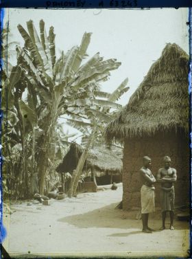 Image représentant Coin de village, bananiers et villageois