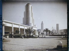 Image représentant L'Exposition Coloniale Internationale de 1931, la Cité des Informations, vue prise en direction de l'entrée de l'exposition