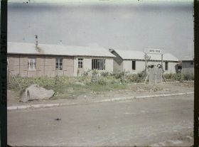 Image représentant France, Chaulnes, Commerçants installés dans des maisons provisoires