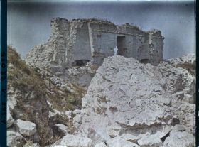 Image représentant France, Coucy-le-Château, Un des blocs de la maçonnerie du Donjon