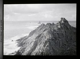 Image représentant Devant la Pointe du Raz, le phare de la Vieille et la tourelle de la Plate