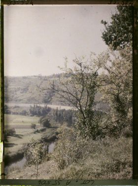 Image représentant France, Capdenac (Lot), Paysage aux abords de Figeac en bas le Lot