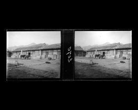 Image représentant Une rangée de bâtiments en retrait de la voie