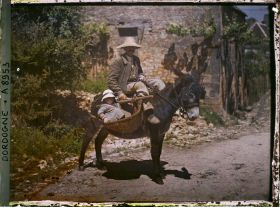 Image représentant France, Domme, Des balasts sur un âne, le grand-père et la petite fille sur un âne