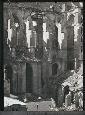 Image représentant Brèche dans la cathédrale Saint-Gervais-et-Saint-Protais endommagée