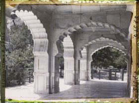 Image représentant Bagh-i-Babour (Jardins de Babour). Les voûtes festonnées de la mosquée de Chah Djahan