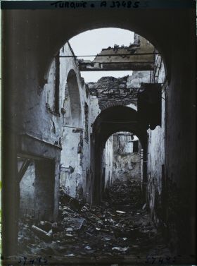 Image représentant Turquie, Smyrne, Ruine d'un dépôt de fil, Rue St Georges