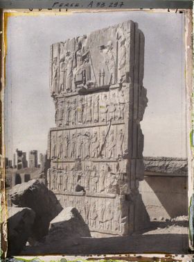 Image représentant Palais des cent colonnes, bas-relief de la porte sud représentant les guerriers des différentes ethnies de l'empire portant le trône de Darius 1er