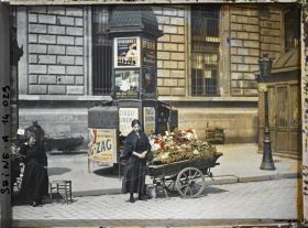 Image représentant Les marchandes de fleurs devant la caserne du Prince Eugène (actuelle caserne Vérines) place de la République ou rue du Faubourg-du-Temple