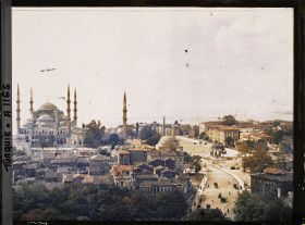 Image représentant Panorama vers Sultan-Ahmet-Camii ("mosquée du Sultan Ahmet") dite "mosquée Bleue" et la place At Meydani ("l'Hippodrome")