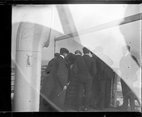 Image représentant Maurice Levy et un groupe de passagers de 2 eme classe observant la mer par dessus le bastingage