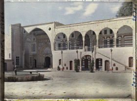 Image représentant La cour du Dar El-wousta et la façade du Dar El-harim dans le palais de l'émir Bachir Chihab