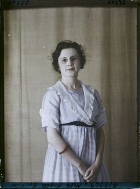 Image représentant Mademoiselle  https://musee-albert-kahn.s-museum.fr/home/NWQ2OTAwYzNmYjZlZTk1ZWQwODJmMjY4L2dlbmVyaWMtbm90aWNlLXRhYi9hdXRob3JpdHkvNjE3YTc5ZjVjZjhiODk2OGIzMzM3ZDIx/5d6900c3fb6ee95ed082f268/generic-notice-tab/authority/617a79ebcf8b8968b333696a Yvonne Boutin
