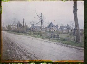 Image représentant Route en direction de Chavonne avec sur la droite une tombe de soldat et le château de Soupir