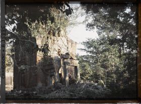 Image représentant Une des tours du Prasat Suor Prat, envahie par la végétation