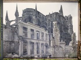 Image représentant France, Reims, La Cathédrale vue à travers les ruines