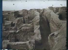 Image représentant Une rue et des maisons (un étage, cour intérieure)