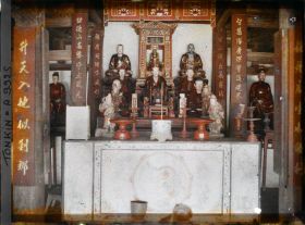 Image représentant Un autel " mondain " à l'intérieur du temple