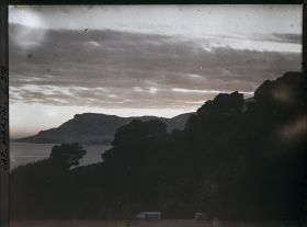 Image représentant Ligne arborée près de la villa Kahn, dite villa Zamir, se découpant à contre-jour vers Monaco