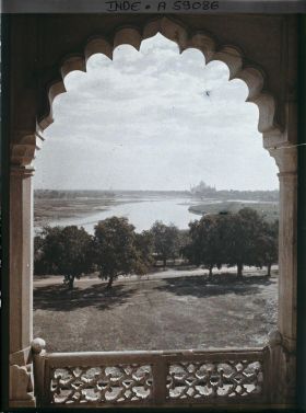 Image représentant La rivière Yamuna et la silhouette du Taj Mahal vus d'une fenêtre du fort Rouge (Lal Qila)