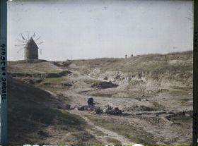 Image représentant Paysage de la campagne de Thrace avec un moulin à vent