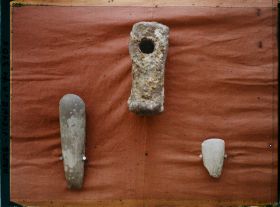 Image représentant Masse romaine et haches de silex