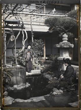 Image représentant Serveuses près d'un puits dans le jardin intérieur d'un Ryokan (hôtel-restaurant traditionnel), ou une maison de thé (chaya)