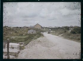 Image représentant France, Fricourt, Entrée de Fricourt par la route de Bray