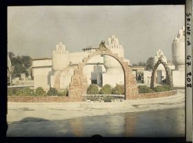 Image représentant L'Exposition des arts décoratifs, Jardin des Nymphéas, A. Laprade, sur l'esplanade des Invalides devant le Pavillon de Sèvres
