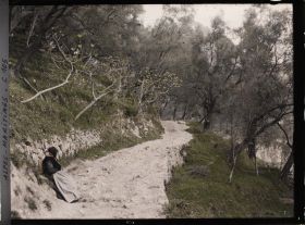 Image représentant Une femme se reposant le long du chemin