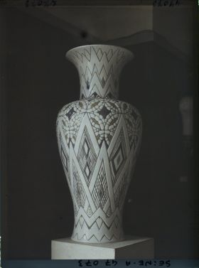 Image représentant L'Exposition des arts décoratifs, Manufacture Nationale de Sèvres, un vase