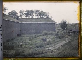 Image représentant Les jardins ouvriers dans les fossés des fortifications porte de la Villette