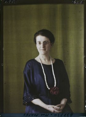 Image représentant https://musee-albert-kahn.s-museum.fr/home/NWQ2OTAwYzNmYjZlZTk1ZWQwODJmMjY4L2dlbmVyaWMtbm90aWNlLXRhYi9hdXRob3JpdHkvNjE3YTc5ZjVjZjhiODk2OGIzMzM3ZDIx/5d6900c3fb6ee95ed082f268/generic-notice-tab/authority/617a79ebcf8b8968b333762d Madame Portes