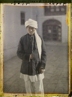 Image représentant Un membre de l'ethnie Hazâra (dans la cour de Manzel Bagh). (Un domestique ?)