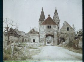 Image représentant France, Longpont, Porte fortifiée de l'enceinte du Village façade extérieure