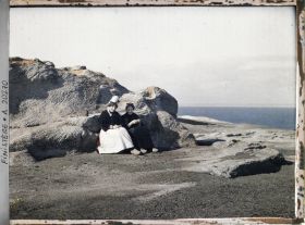 Image représentant Deux dentellières au bord de la mer