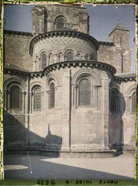 Image représentant L'abside et les absidioles du chevet de la basilique Saint-Julien, vues de la place Gégoire de Tours