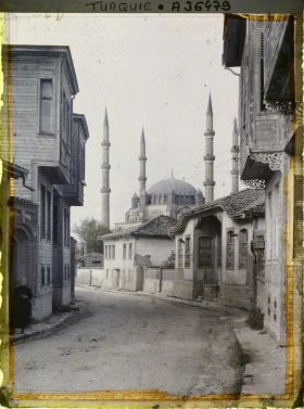 Image représentant Une rue proche de Selimiye Camii (la Grande Mosquée) que l'on voit à l'arrière-plan