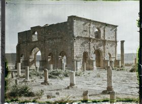 Image représentant Algérie, Lambèse, Le Prœtorium & colonnes de la Cour