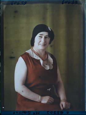 Image représentant https://musee-albert-kahn.s-museum.fr/home/NWQ2OTAwYzNmYjZlZTk1ZWQwODJmMjY4L2dlbmVyaWMtbm90aWNlLXRhYi9hdXRob3JpdHkvNjE3YTc5ZjVjZjhiODk2OGIzMzM3ZDIx/5d6900c3fb6ee95ed082f268/generic-notice-tab/authority/617a79ebcf8b8968b3336d80 Madame Gaillot