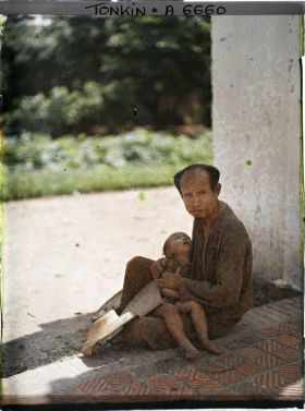 Image représentant Un mendiant handicapé tenant son enfant endormi au temple Ngoc-so'n (appelé par les Européens " Pagode des Pinceaux ")