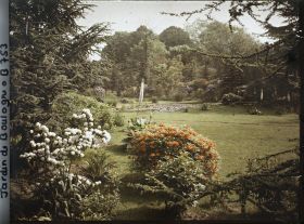 Image représentant Viorne et azalée en fleurs près du marais ourlé d'arbustes colorés, vues en direction du nord