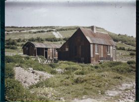 Image représentant France, Ablain St Nazaire, Maisons et Champs remis en Culture le long des pentes du plateau